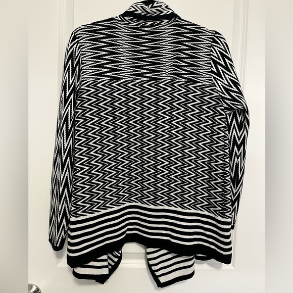 I.N.C. (THE BAY) GEOMETRIC BLACK & WHITE PRINT, DRAPE FRONT CARDIGAN, SZ LARGE. - Picture 2 of 3